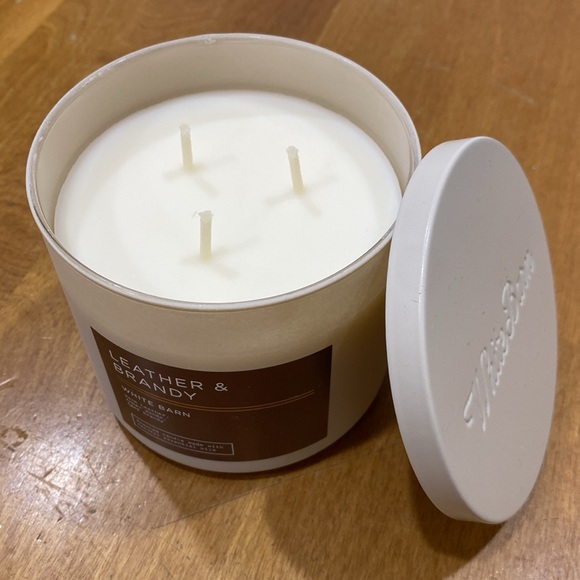COPY - COPY - NWT.  Bath & Body, (White Barn), 3-wick candle. - Picture 4 of 8